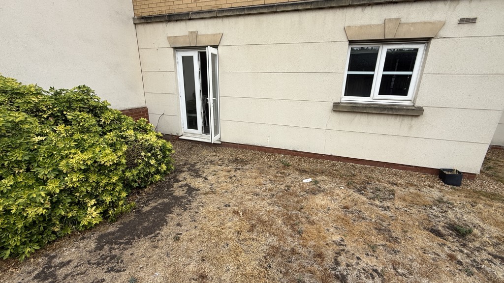 Lot: 204 - VACANT GROUND FLOOR FLAT WITH PARKING - Exterior image of rear outside communal garden